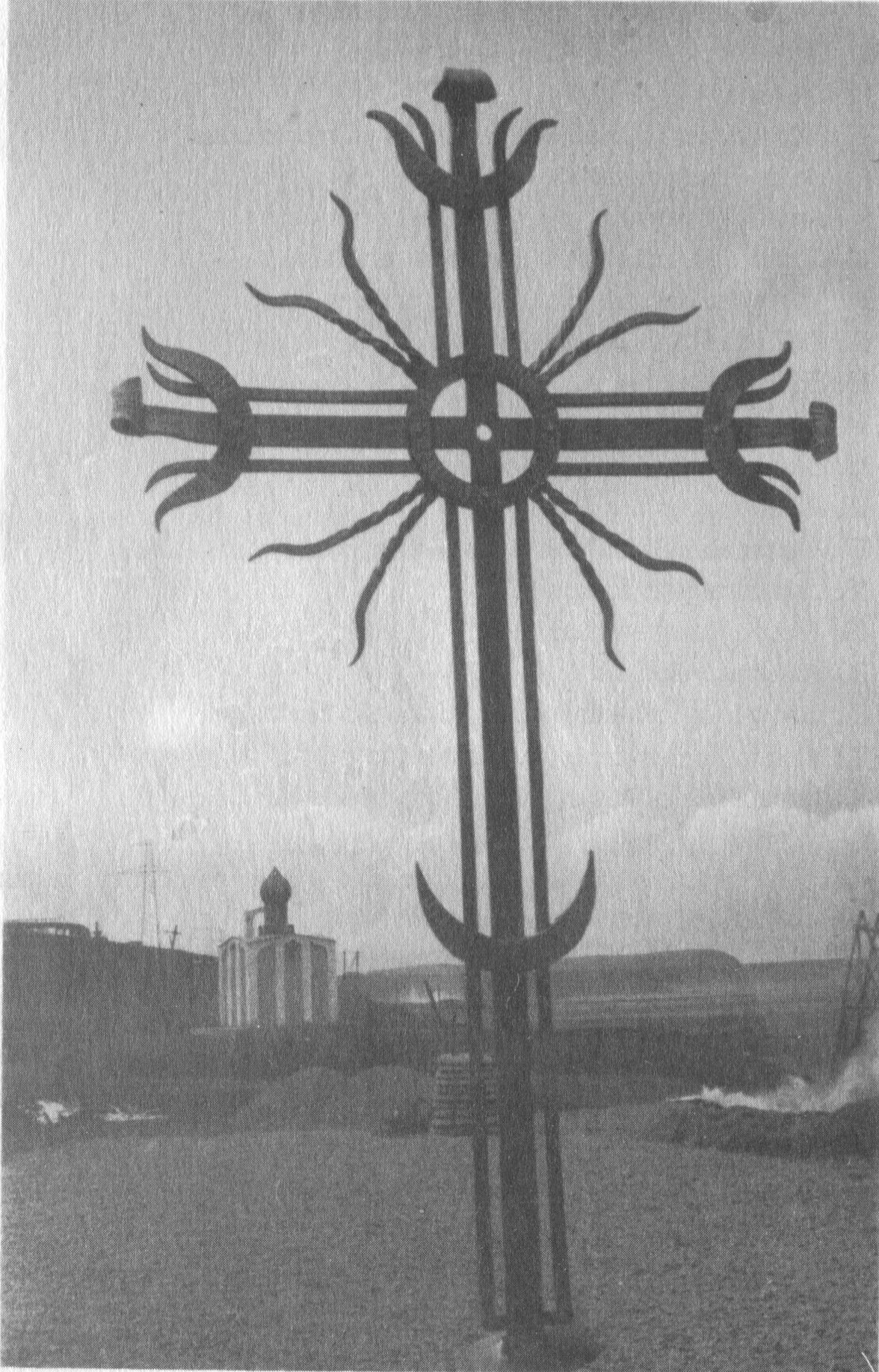 Kryžius paminklo viršūnėje Norilske