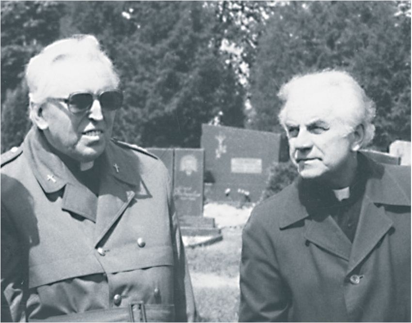 Kunigai Alfonsas Svarinskas ir Bronius Antanaitis.