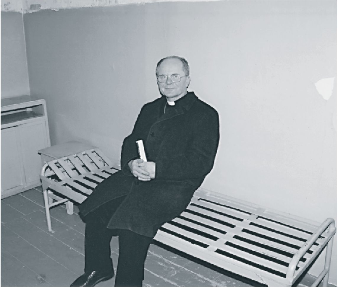 Arkivyskupas Sigitas Tamkevicius KGB kalėjimo kameroje, kurioje kalėjo. Apie 2000 metus