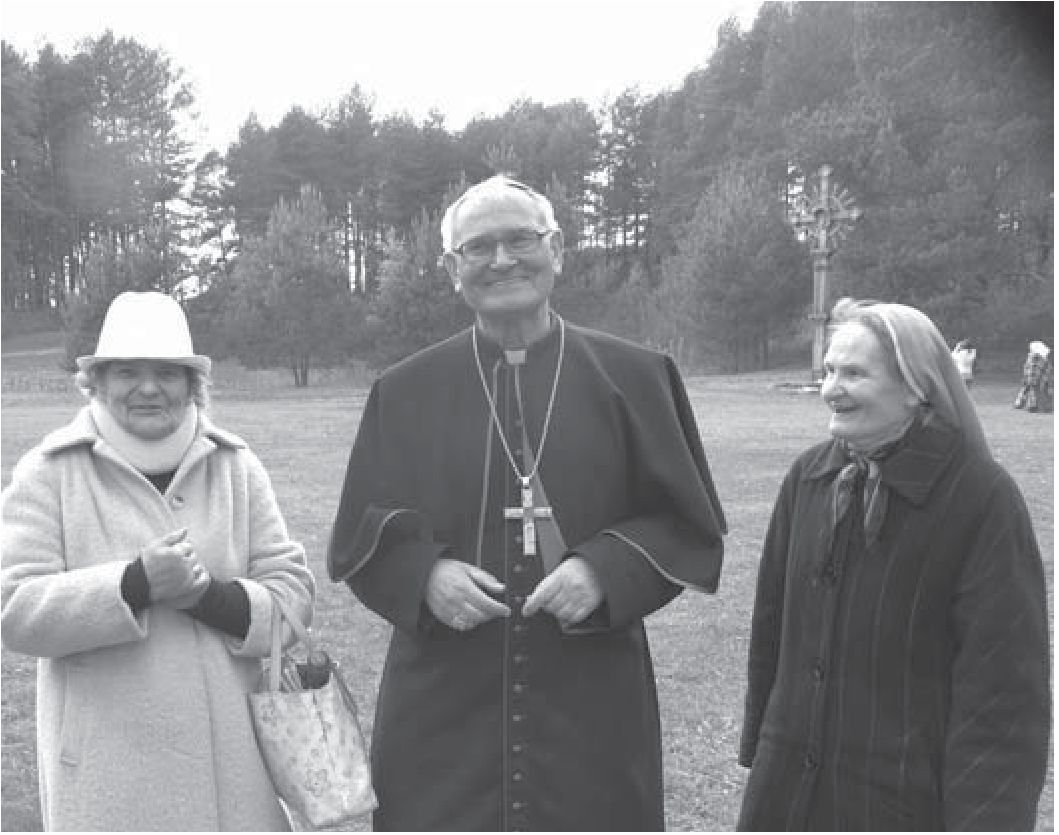 Irena Bartusevičienė, vysk. Jonas Kauneckas, ses. Monika Gavėnaitė SJE