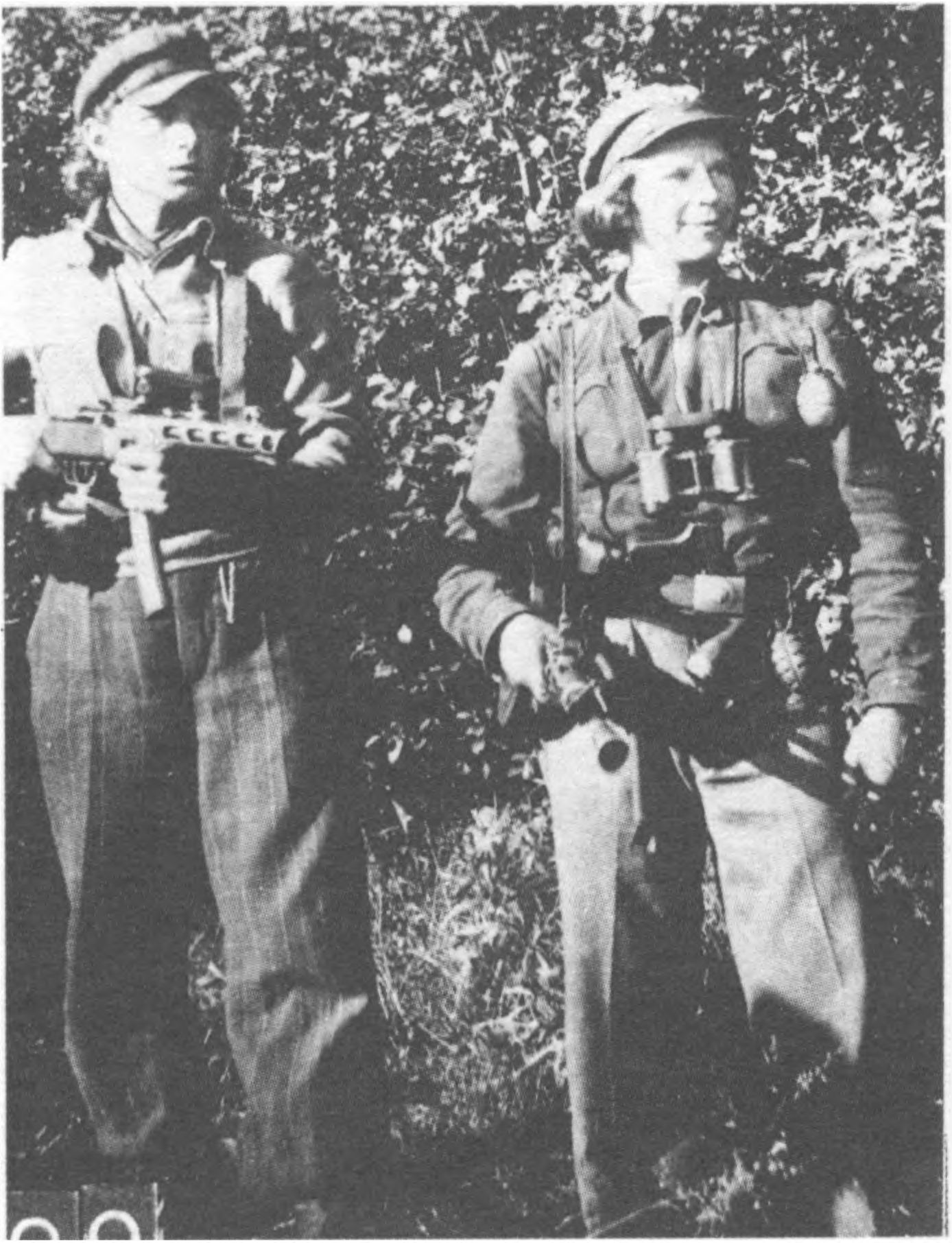 Vienuolio būrio partizanai: poetas Kostas Tvaska-Rugelis, Alfonsas Masiliūnas-Lapelis. (1947 07 10).