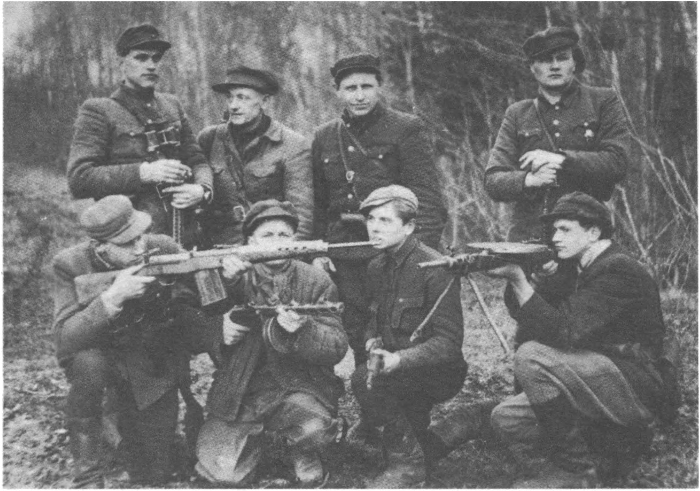 Stovi (iš kairės į dešinę): Jonas Baravykas-Pagalys- Vygantas, Antanas Tvaska-Tėvas, Olesius Auglys-Ridikas, Vaclovas Pauliukonis-Girėnas.