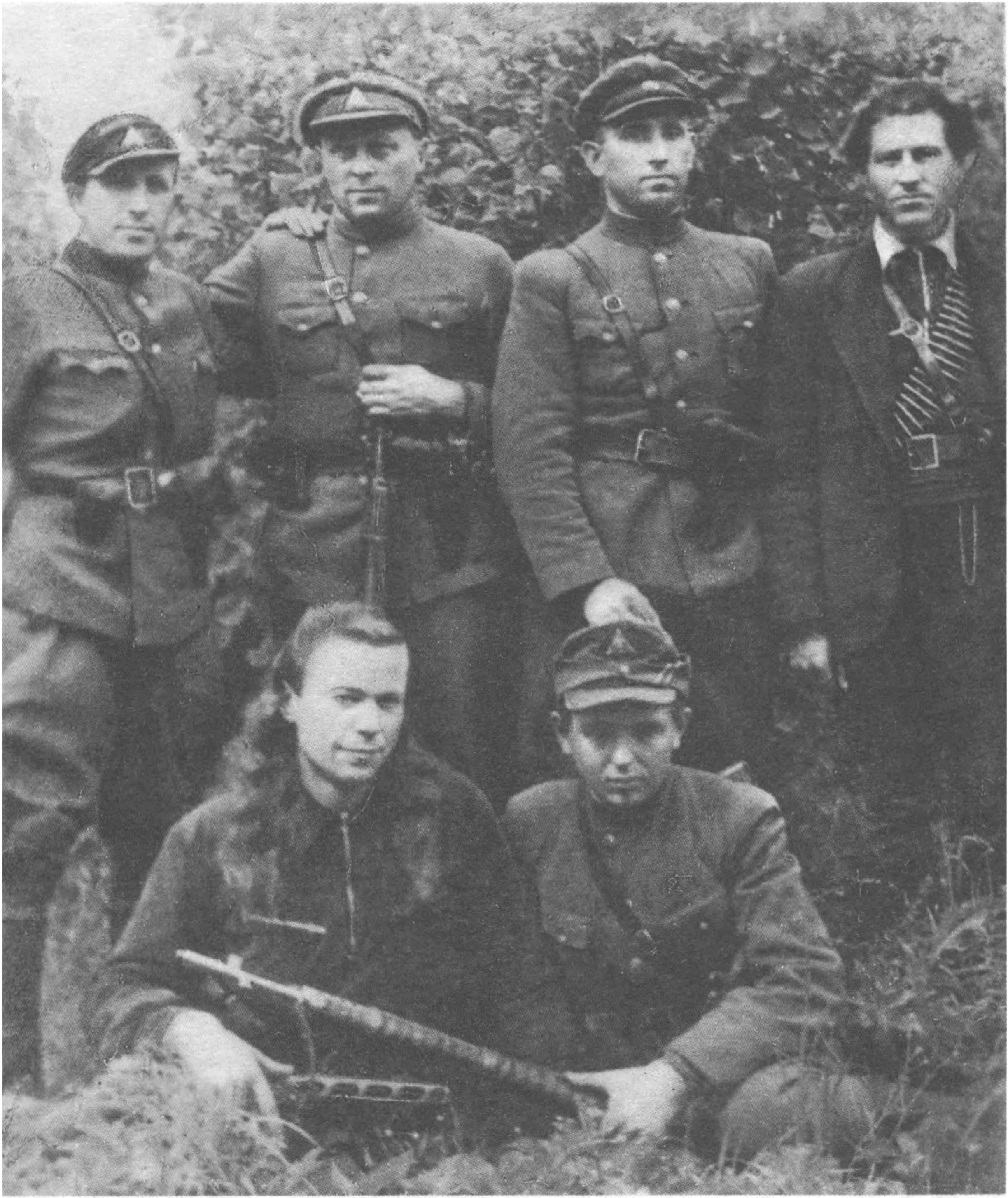 Petras Markauskas-Klevas, Vytautas Vepštas-Žvaigždutė; stovi: Leonas Štarolis-Aras, Henrikas Markauskas-Mėnesėlis, nežinomas, Vytautas Zolomskis-Lūšis.