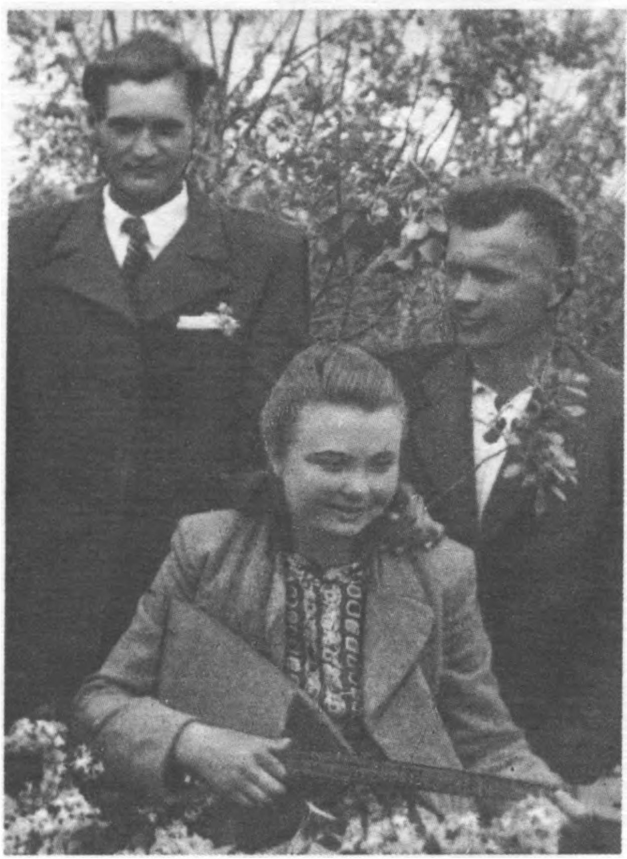 Birutė Vėžikauskaitė tarp jaunystės draugų
