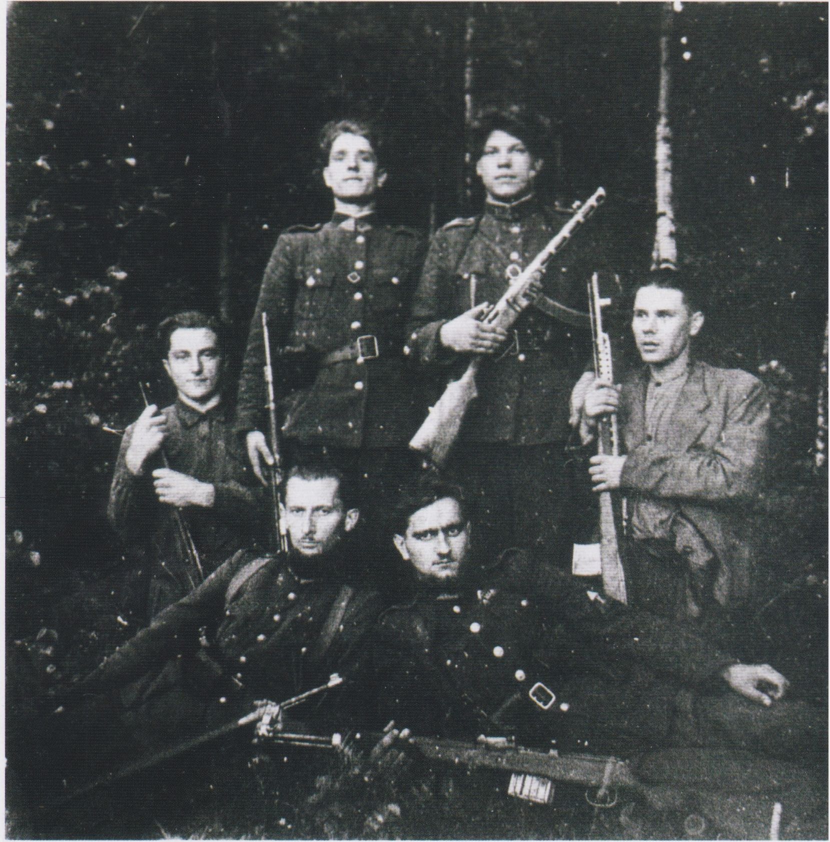 Garsus Dainavos apygardos partizanų vadas Vaclovas Voveris-Žaibas (iš kairės antras apačioje) su bendražygiais