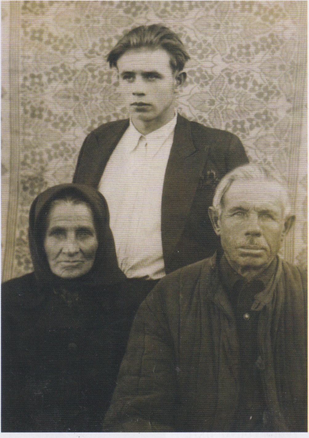 Vytautas Kaziulionis su tėvais tremtyje. Vakarų Sibiras, Tiumenės sritis 1949 m.