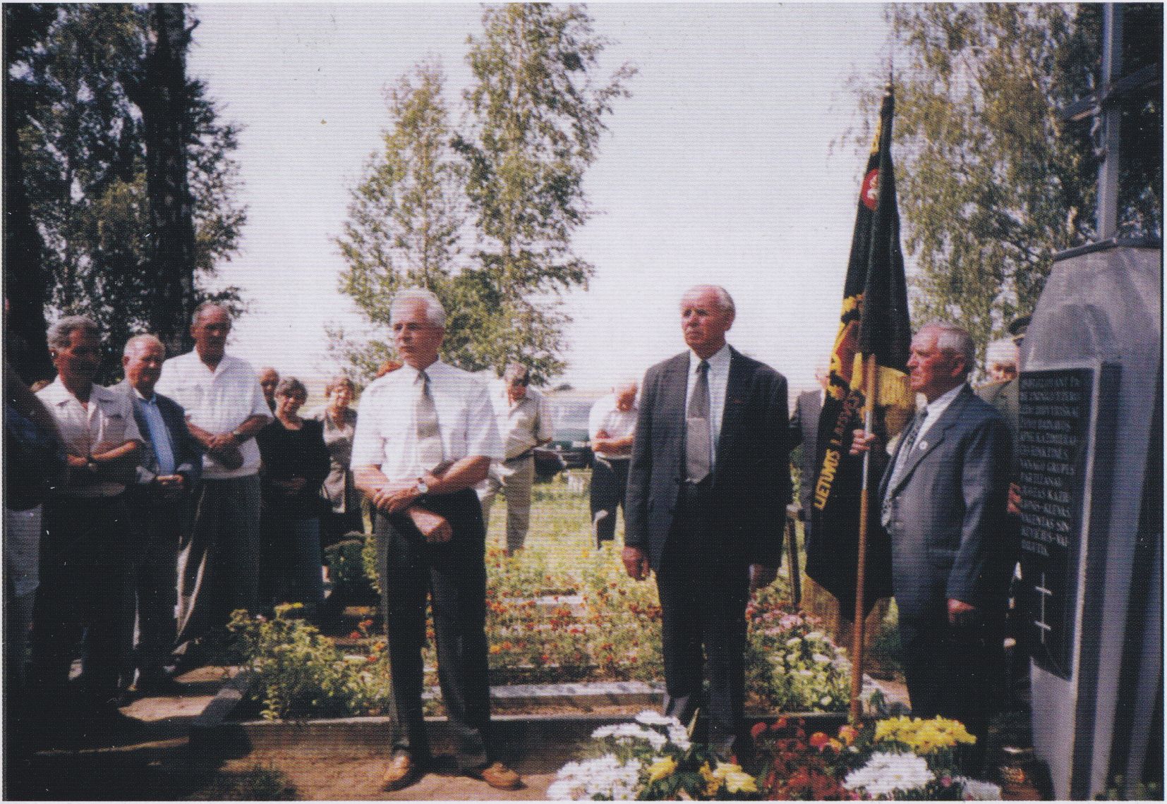Paminklo atidengimo iškilmės. 2002 m.