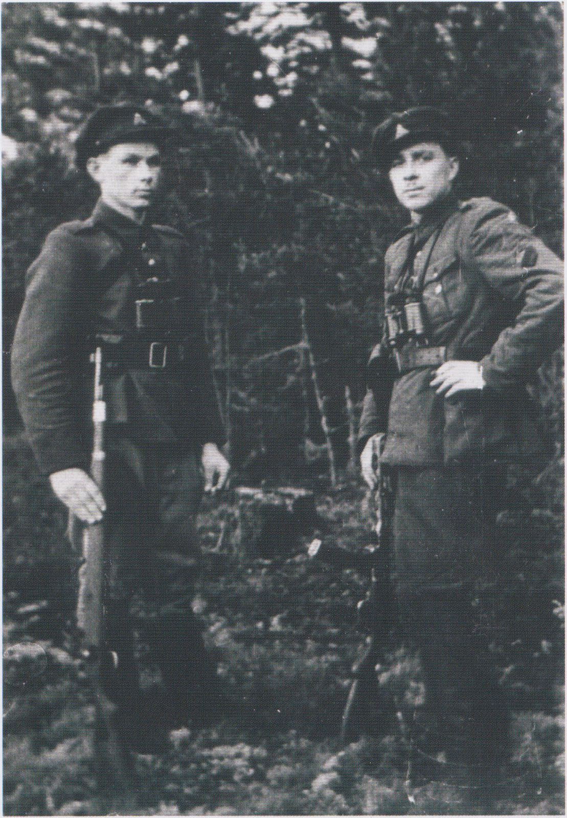 Dainavos apygardos Merkio rinktinės Felikso Daugirdo-Šarūno būrio partizanai. Iš kairės: Bronius Paleckas-Šturmas ir Jonas Daugirdas-Kovas