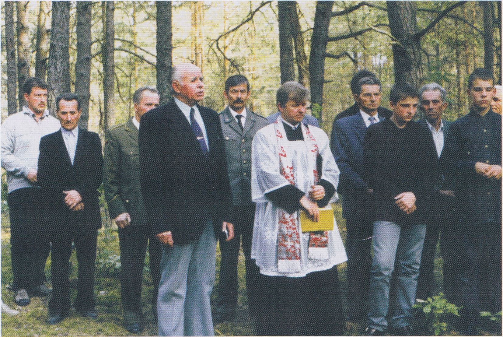 Paminklo šventinimo iškilmių dalyviai. 1999 m.