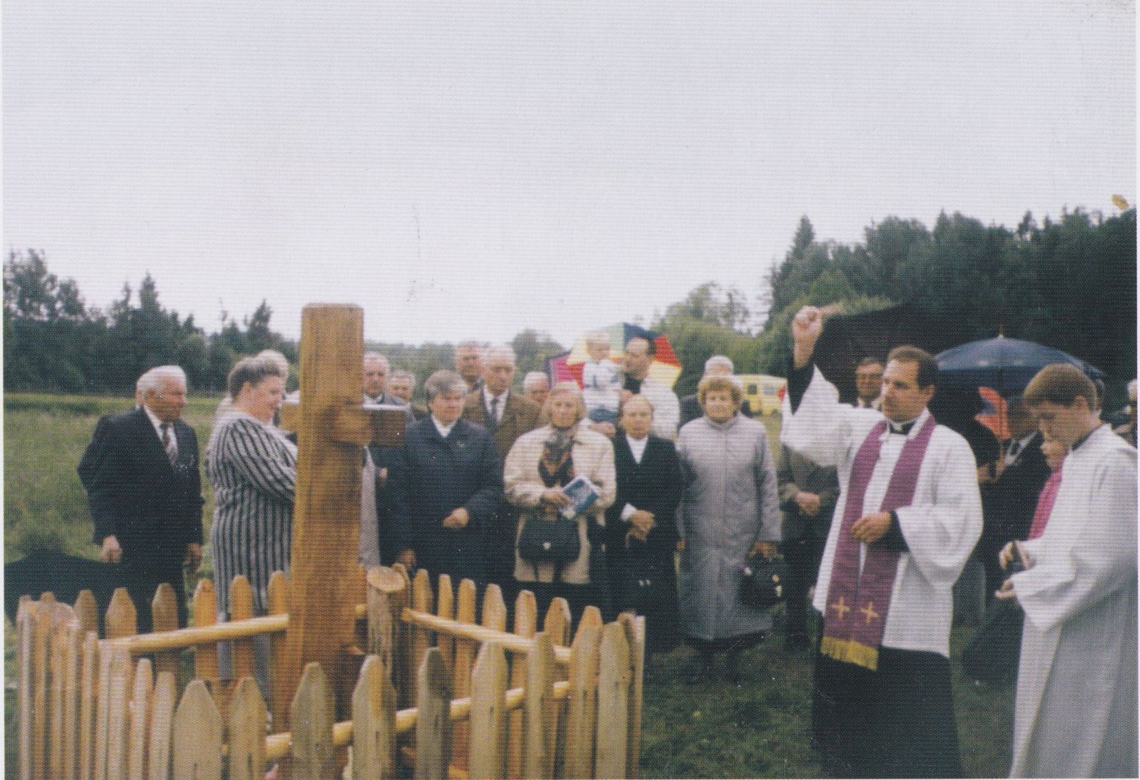Partizanas Jonas Grigas prie Kabelių kaimo (Varėnos raj.) pastatė kryžių žuvusiems bendražygiams. Kryžiaus šventinimo iškilmės. 2004 m.