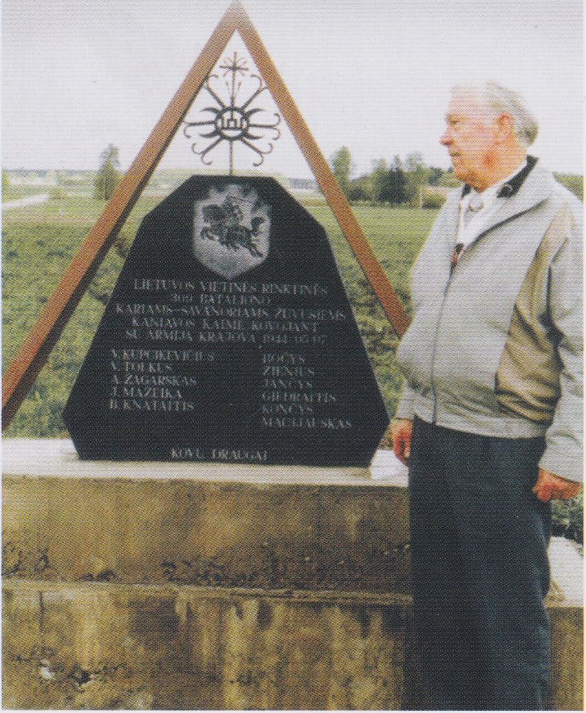 Paminklas Lietuvos vietinės rinktinės kariams, žuvusiems Varėnos raj. Kaniavos&nbsp;kaime 1944 05 07. Šalia - paminklo iniciatorius K. Giedraitis.