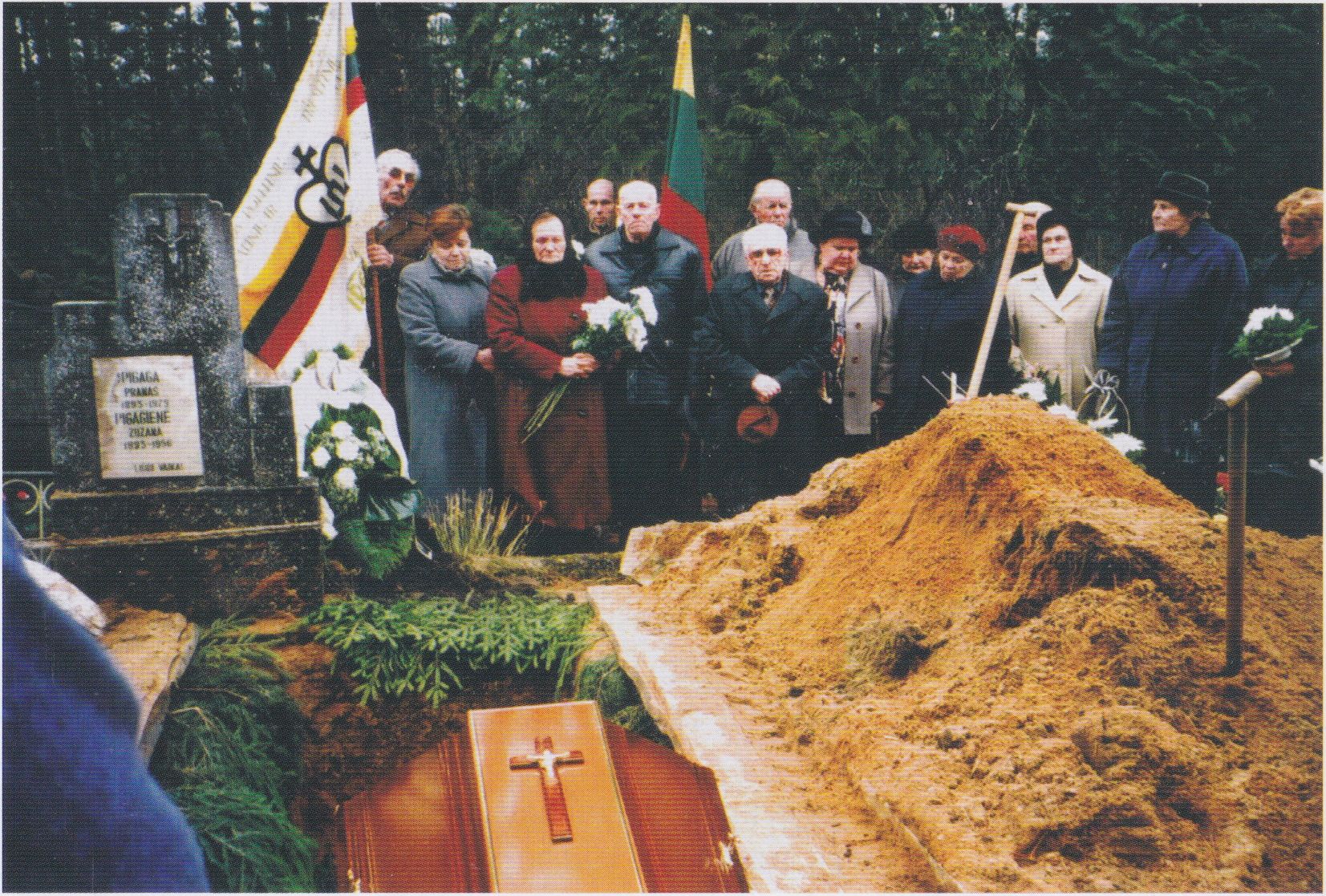 Bunkerio Vartavalakio kaimo miške globėjo kario savanorio Vytauto Pigagos laidotuvės Vartavalakio kaimo kapinėse. 2004 m.