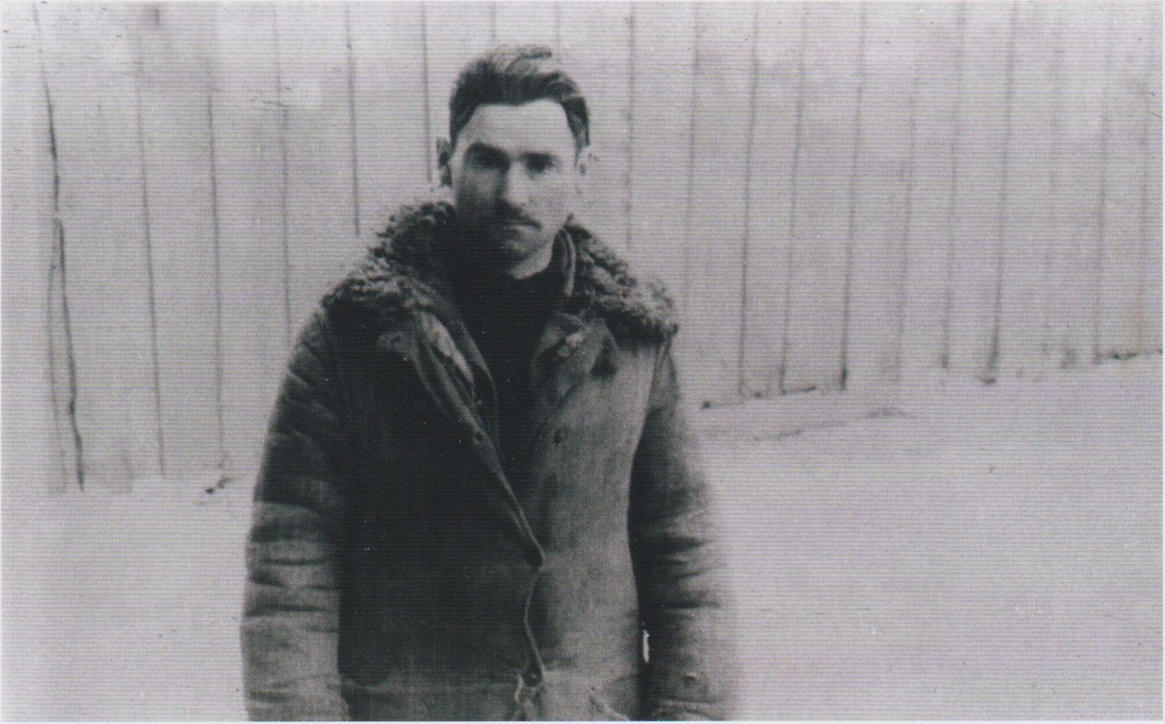 Bronius Krisiulevičius Varėnos valsč. Gūdžių k. ūkininkas, kurio sodyboje įrengtame bunkeryje išduoti žuvo šeši J. Jakubavičiaus-Rugio būrio kovotojai. Bronius Krisiulevičius buvo nuteistas 25 m.&nbsp;lagerio. Nuotrauka surasta KGB archyve