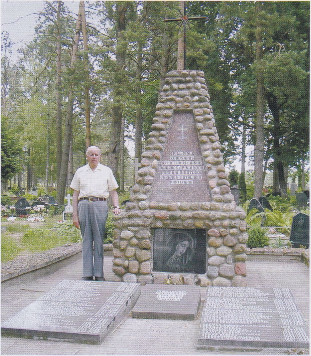 Paminklas Dainavos apygardos Merkio rinktinės Varėnos bataliono partizanams S. Varėnos kapinėse. Šalia - paminklo iniciatorius Vytautas Kaziulionis