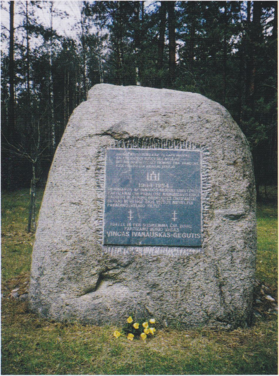 Paminklinis akmuo prie „Velnio tilto“ partizanų vado Vinco Ivanausko-Gegučio žūties vietoje. 1995 m.