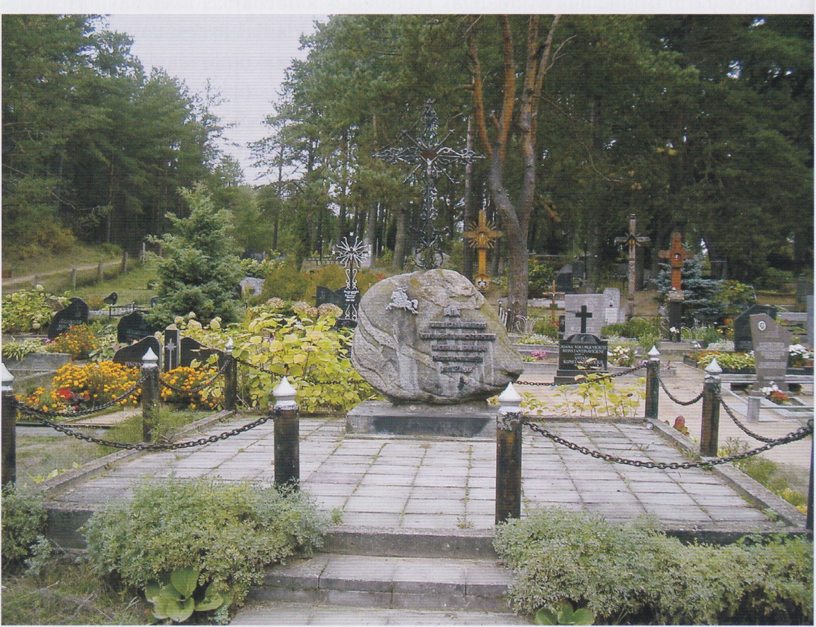 Paminklinis akmuo negrįžusiems iš Sibiro tremtiniams atminti Merkinės kapinėse. 1989 m.