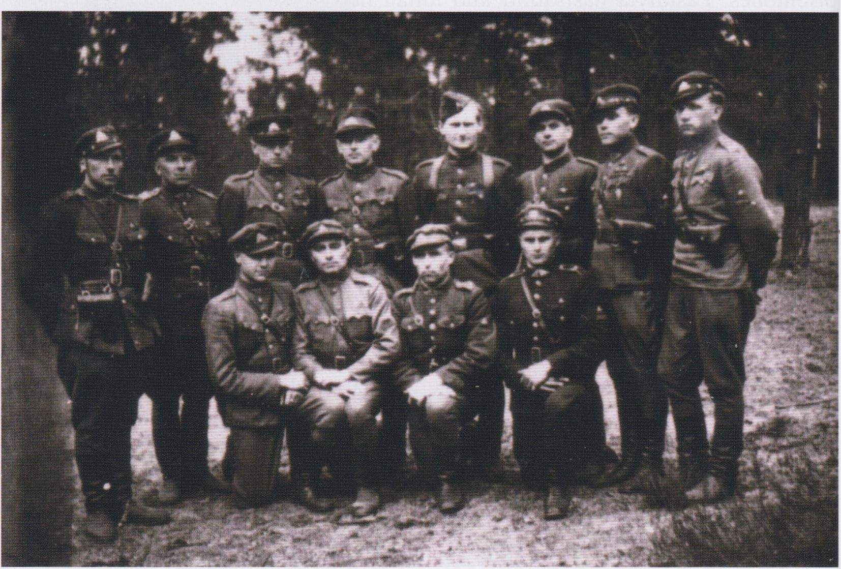Lietuvos partizanų vadai. Iš kairės: stovi Teofilis Valickas-Balys, Petras Vaitkus-Genys, Adolfas Baublys-Merkys-Vytas, Adolfas Ramanauskas-Vanagas, Lionginas Baliukevičius-Dzūkas, Jonas&nbsp;Jakubavičius-Rugys, Vincas Kalanta-Nemunas, Jonas Budėnas-Klebonas, pirmas priklaupęs Jonas&nbsp;Kalanta-Mindaugas