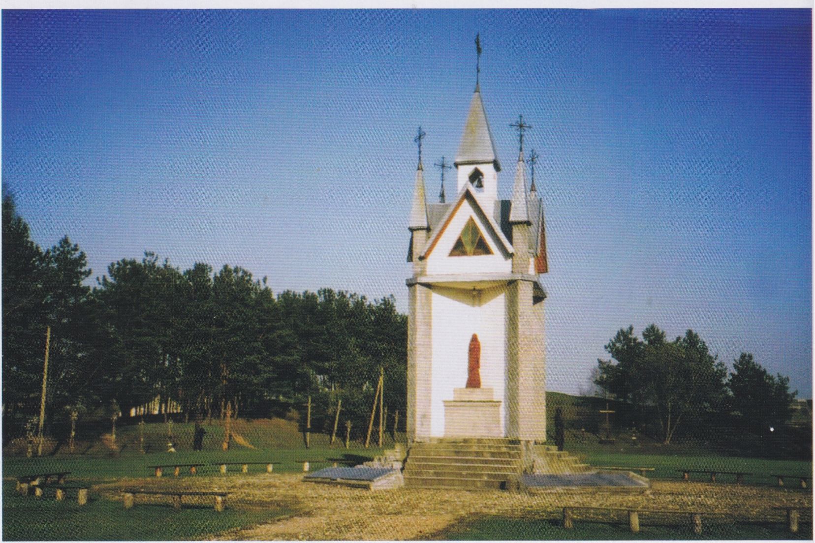 Koplyčia Merkinės kryžių kalnelyje. 1994 m.