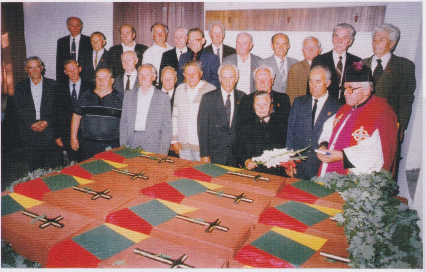 Merkio grupės partizanų palaikai pašarvoti Varėnos m. laidojimo salėje. 1996 m.