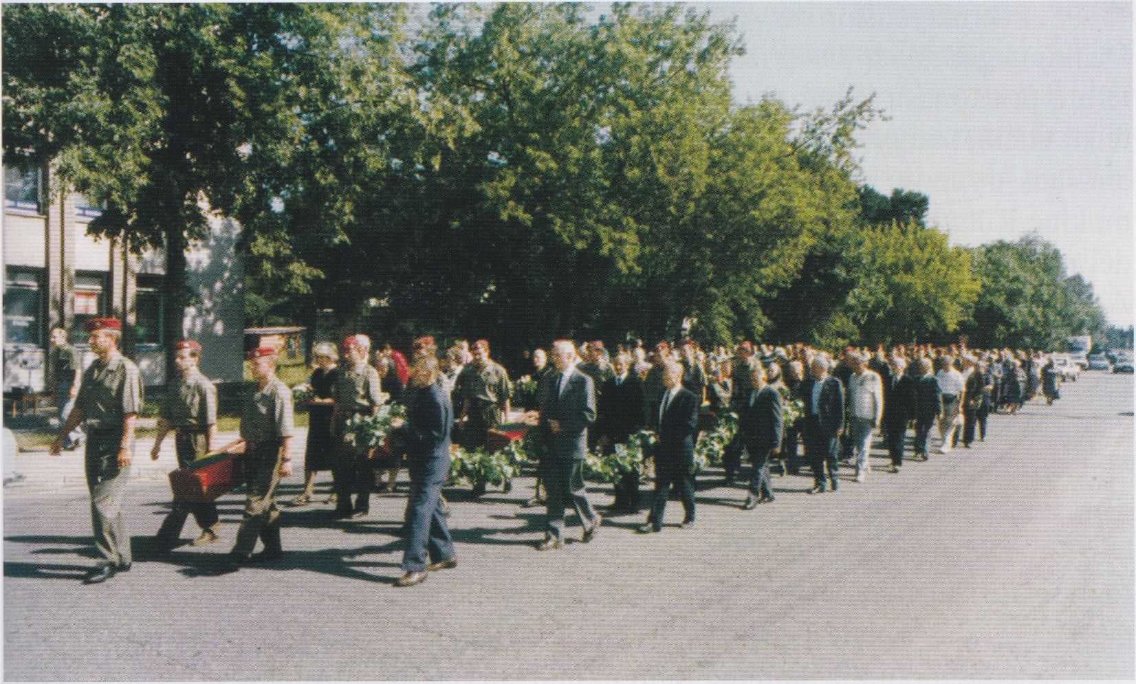 Iš Varėnos karsteliai su partizanų palaikais palydimi į Amžino poilsio vietą Perlojos kapinėse.&nbsp;1996 m.