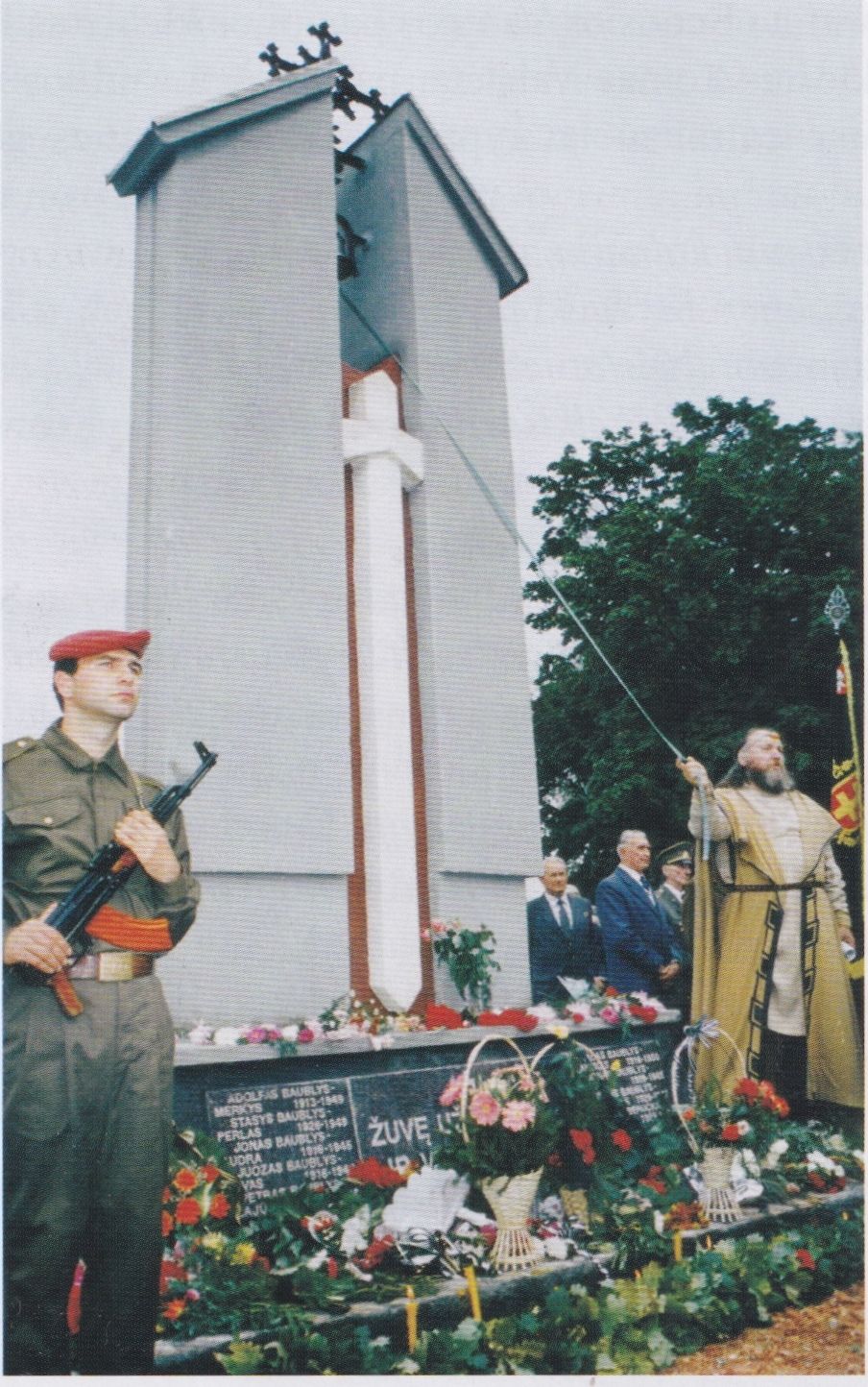 Karys garbės sargyboje ir aktorius Tomas Vaisieta vaidilos vaidmenyje paminklo Perlojos partizanams&nbsp;atidengimo metu. 1995 m.
