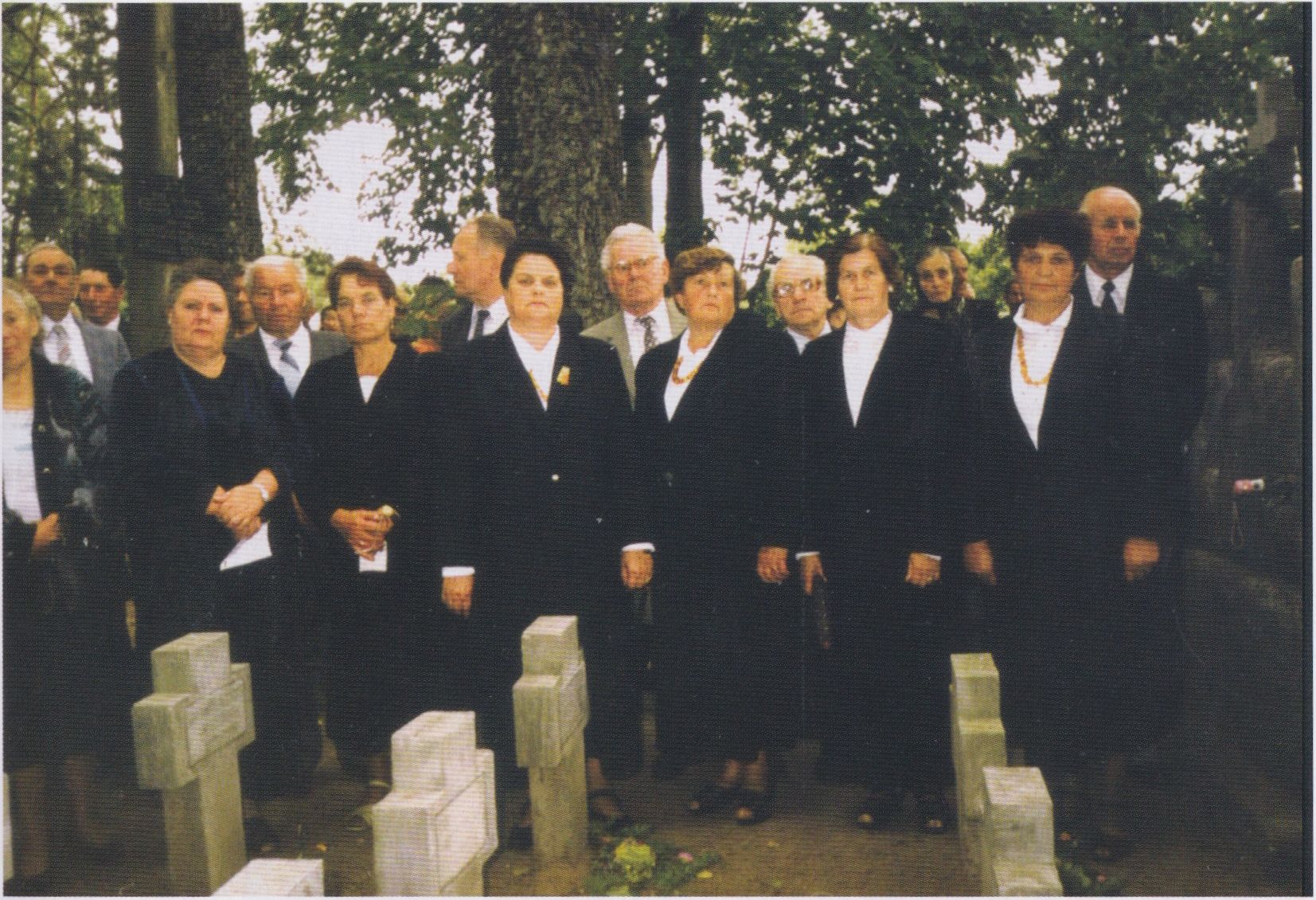Varėnos tremtinių ansamblis „Viltis“ prie partizanų kapų Liškiavoje. 1999 m.