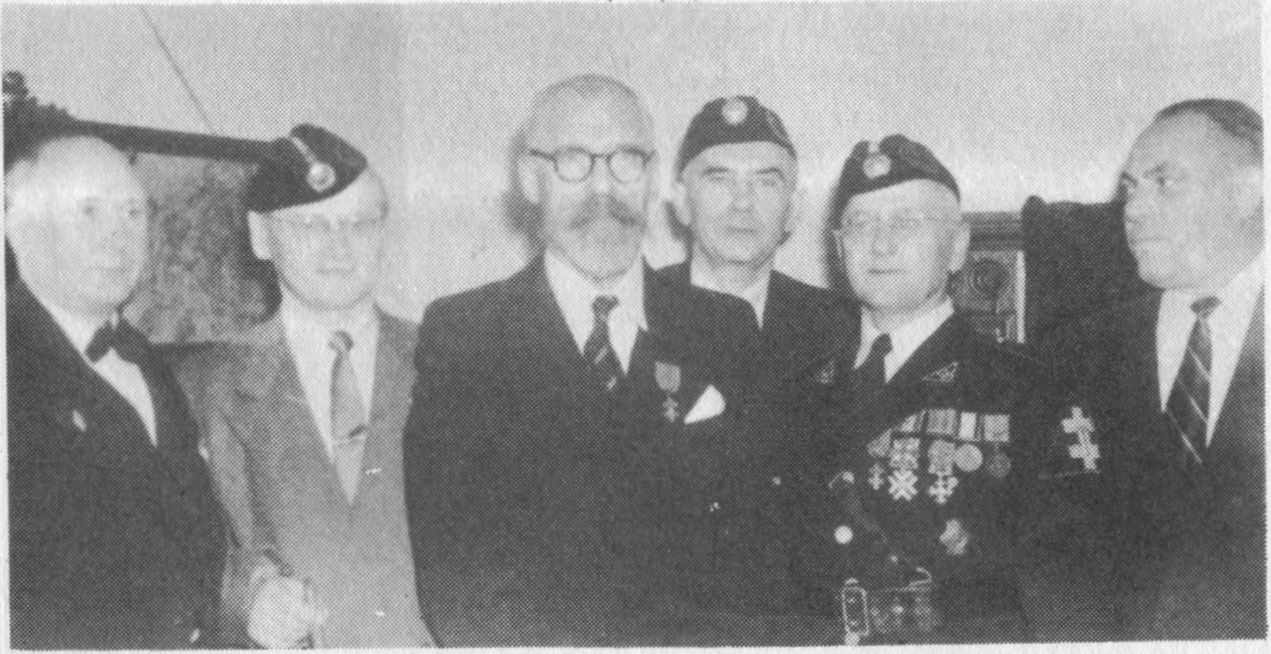 Generolas P. Plechavičius (vidury) tarp legioninkų