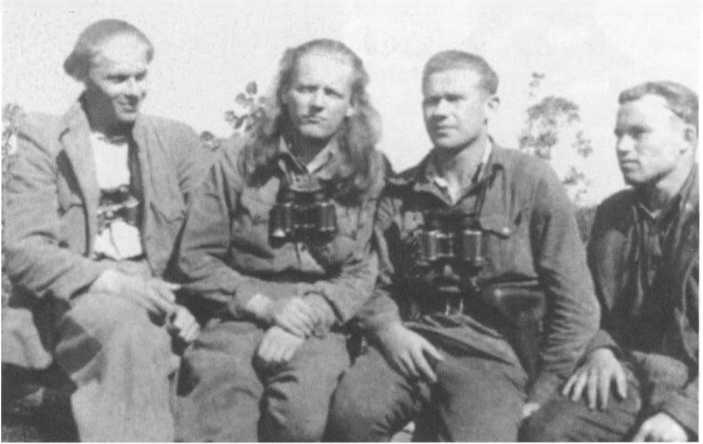 1-as nežinomas, Juozas Tučas-Linksmutis, Stepas Giedrikas-Girietis (tėvūnijos vadas), Robertas Tučas-Barzdyla.