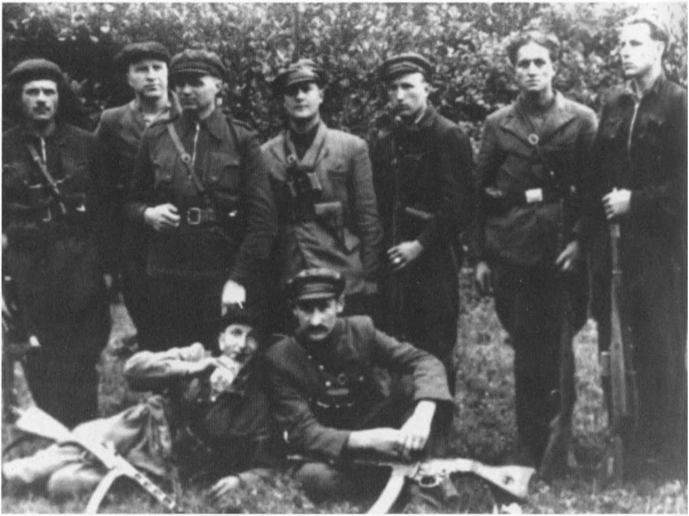 „Pilėnų” tėvūnijos partizanai. Priekyje sėdi: Bronius Meškinis-Devinė, Albinas Šidlauskas iš Patrakęs k.; stovi (iš kairės į dešinę): Kostas Kregždė-Muzikantas, Jonas Čepulis, Jonas Baltušis-Trimitas, Kazys Valentėlis-Pavasarėlis, Bronius Vaivada iš Žadeikių k., Vabalninko vlsč., Vytautas Valentėlis-Karukas, 7-as nežinomas (ryšininkas).