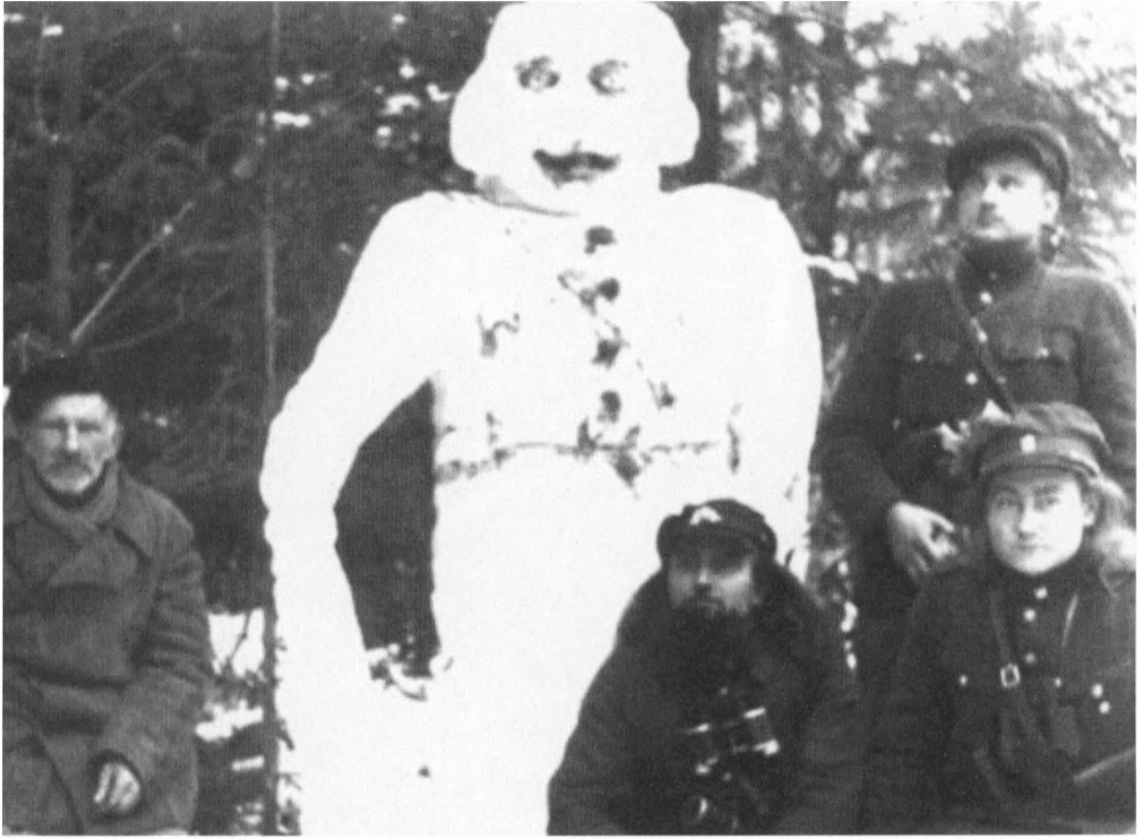 partizanai, laisvalaikiu iš sniego nulipdę Staliną.