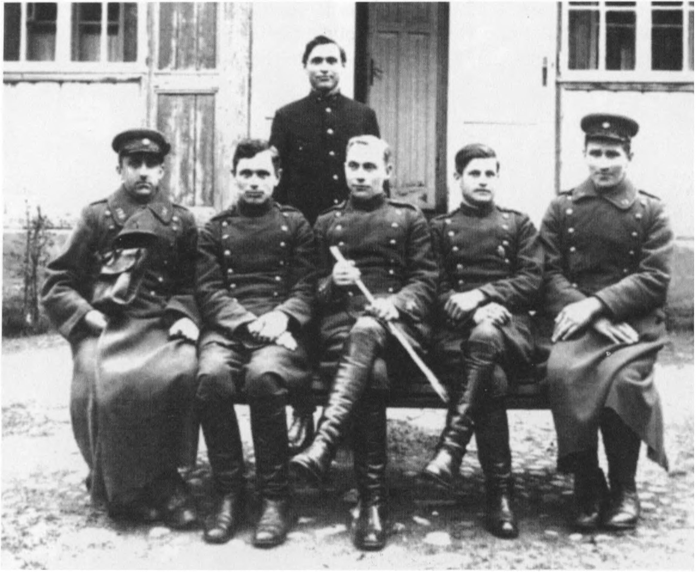 Pirmas iš kairės sėdi Jonas Misiūnas-Žalias Velnias, ketvirtas - Pranas Bandzevičius.
