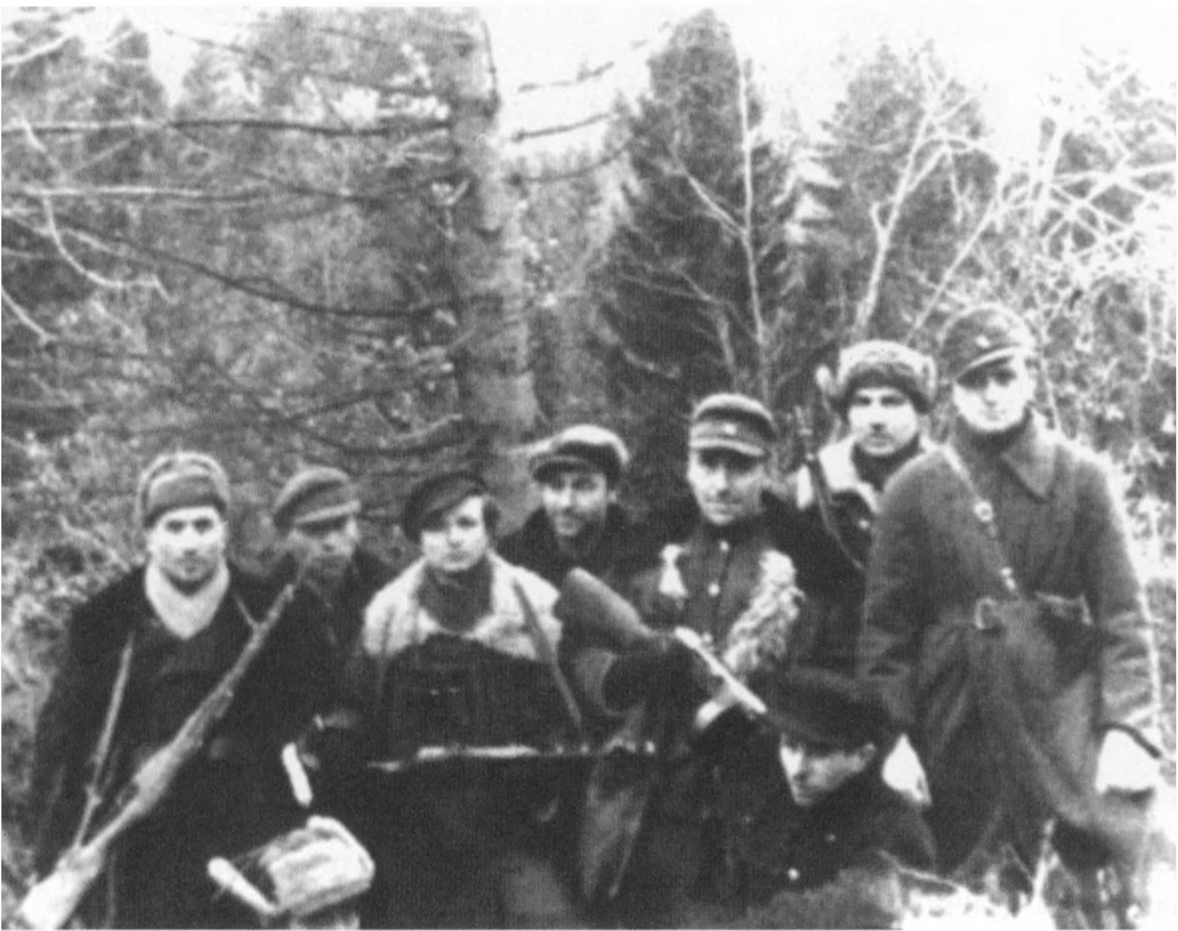 Priekyje ant žemės Benediktas Trakimas-Genelis.
