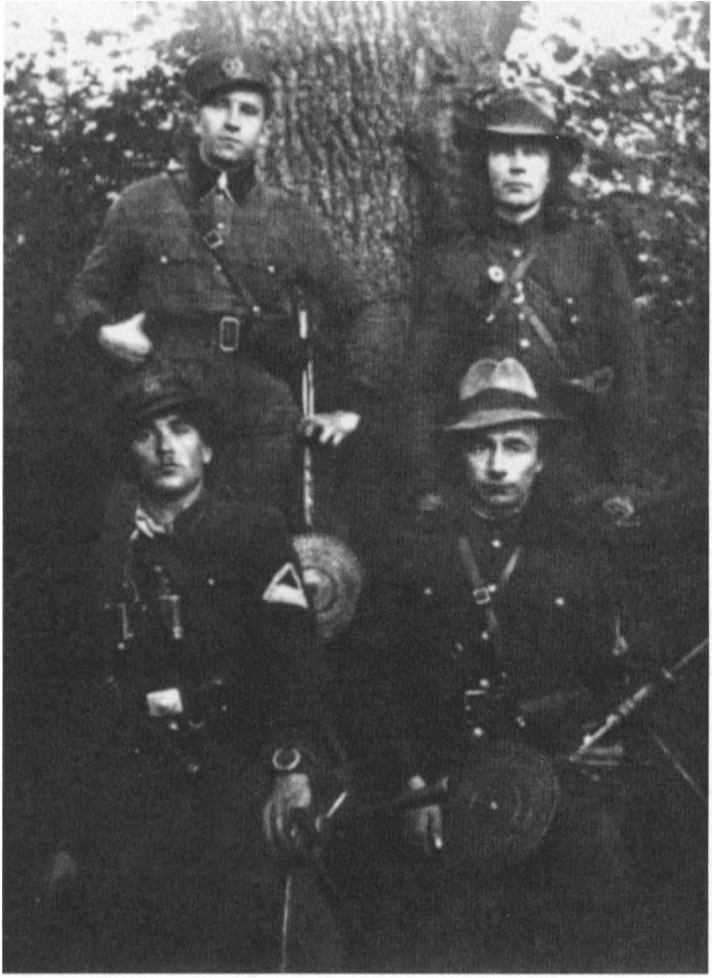 „Stiklo” būrio partizanai. Sėdi: Stasys Našlėnas-Sakalas, Pranas Šuminskas-Pėdia; stovi: Stasys Pariokas-Plechavičius, Bronius Jakubonis-Stiktas.