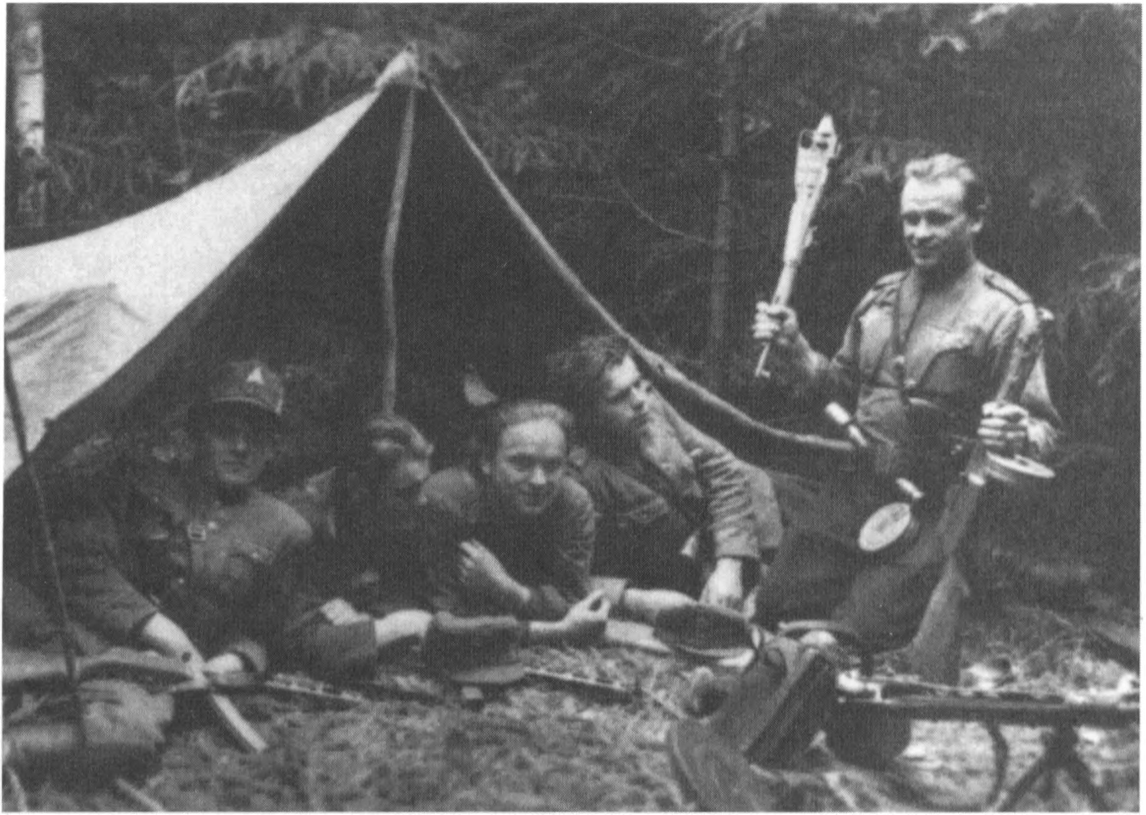 „D. K.” apyg., „Plieno” rinktinės „Beržo” būrio partizanai miško stovykloje netoli Ukmergės.