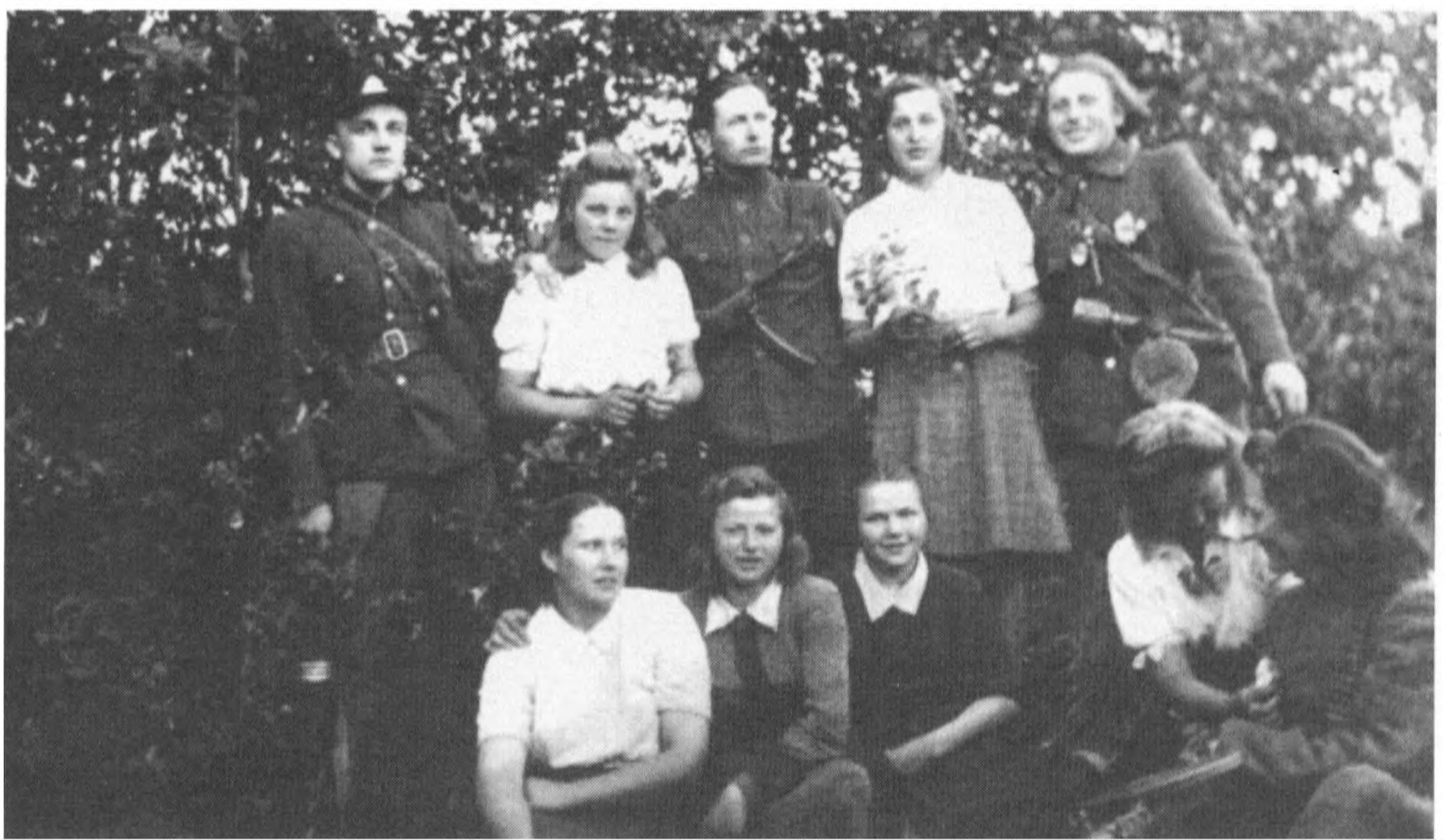 „Plieno” rinktinės „Girininko” būrio partizanai su ryšininkėmis.