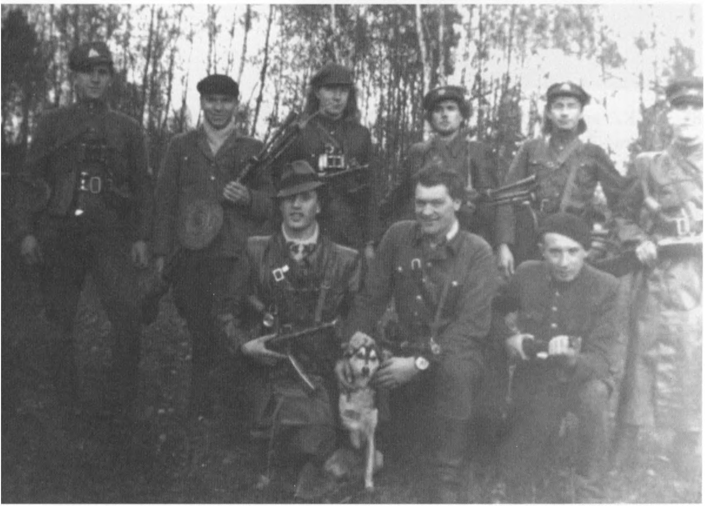 Priekyje klūpi: Alfonsas Tušas-Papuošalas, Steponas Zalagėnas-Ripka, Vaclovas Varnas-Jokeris; stovi (iš kairės į dešinę): Stasys Pariokas-Plechavičius, Edvardas Miliukas-Bijūnas, Bronius Jakubonis-Stiklas, Stasys Našlėnas-Sakalas, Pranas Šuminskas-Pėdia, Kazimieras Tušas-Nemunas.