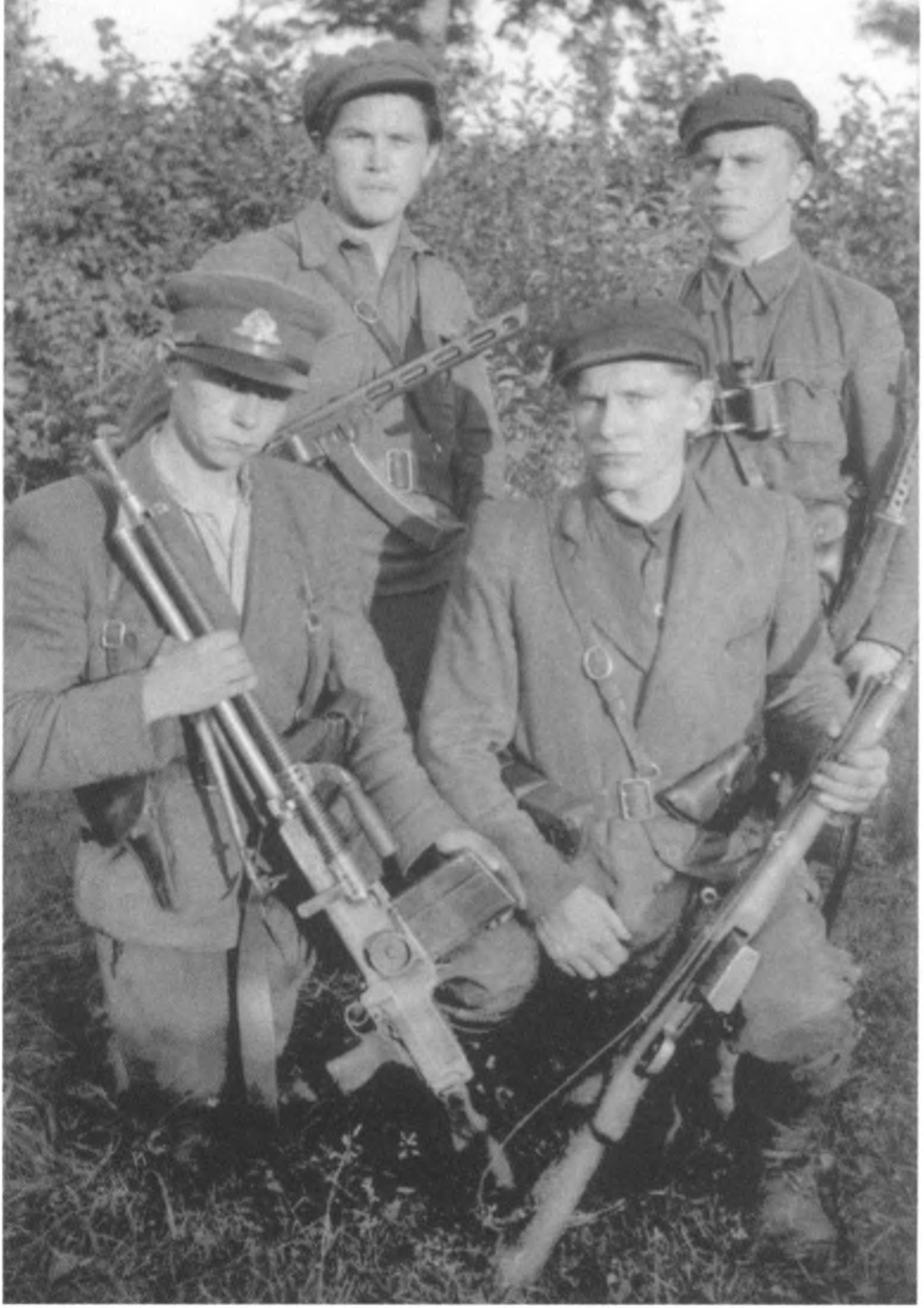 Priekyje: Vytautas Pinkevičius-Povariukas (Povaras) ir (?); stovi: Benediktas Narkevi-čius-Algis ir Antanas Pinkevičius-Meškėnas
