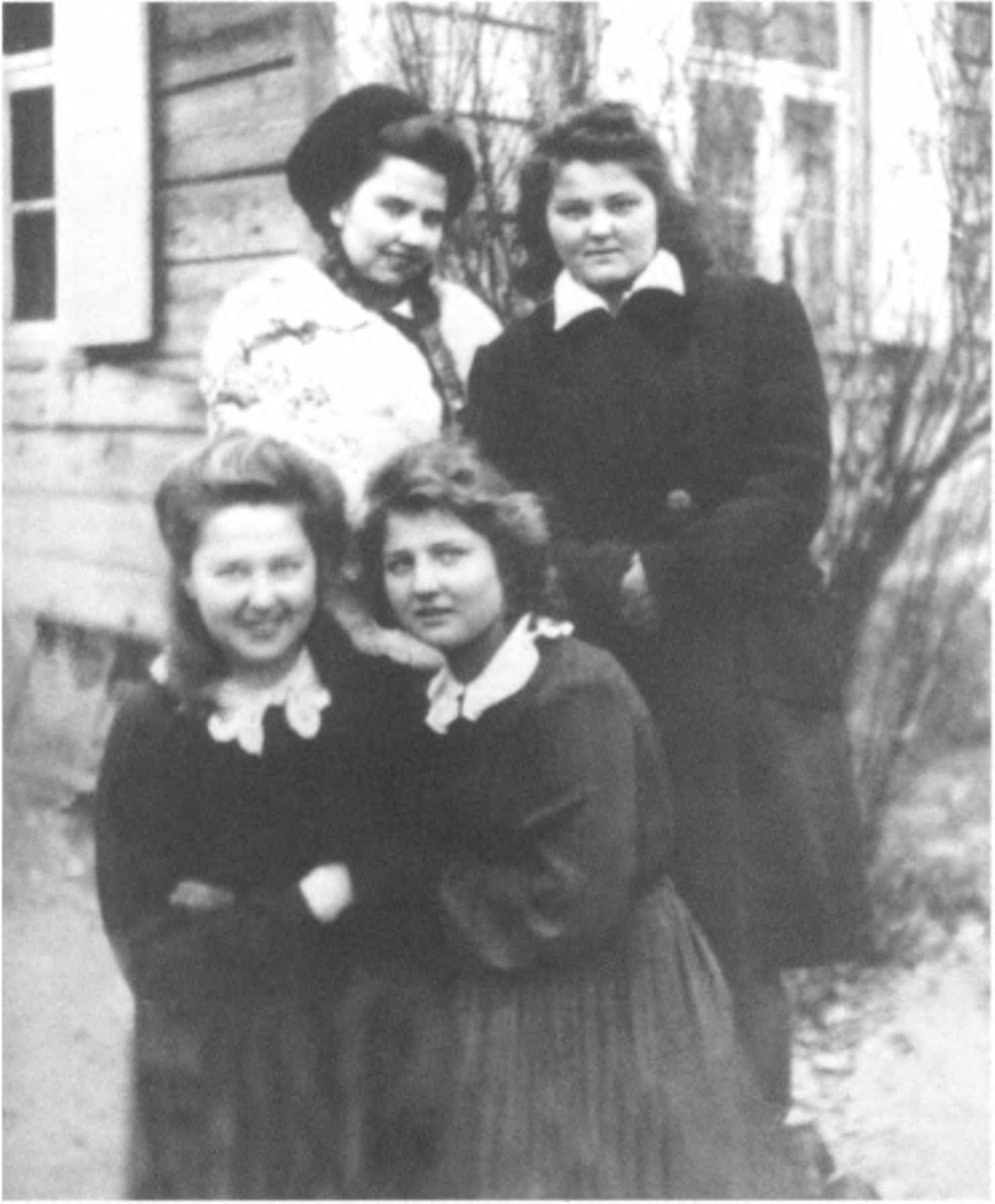 Janina-Vaivorykštė (Vaiva) ir Vaclova; stovi: Bronislava-Našlaitė ir Angelė