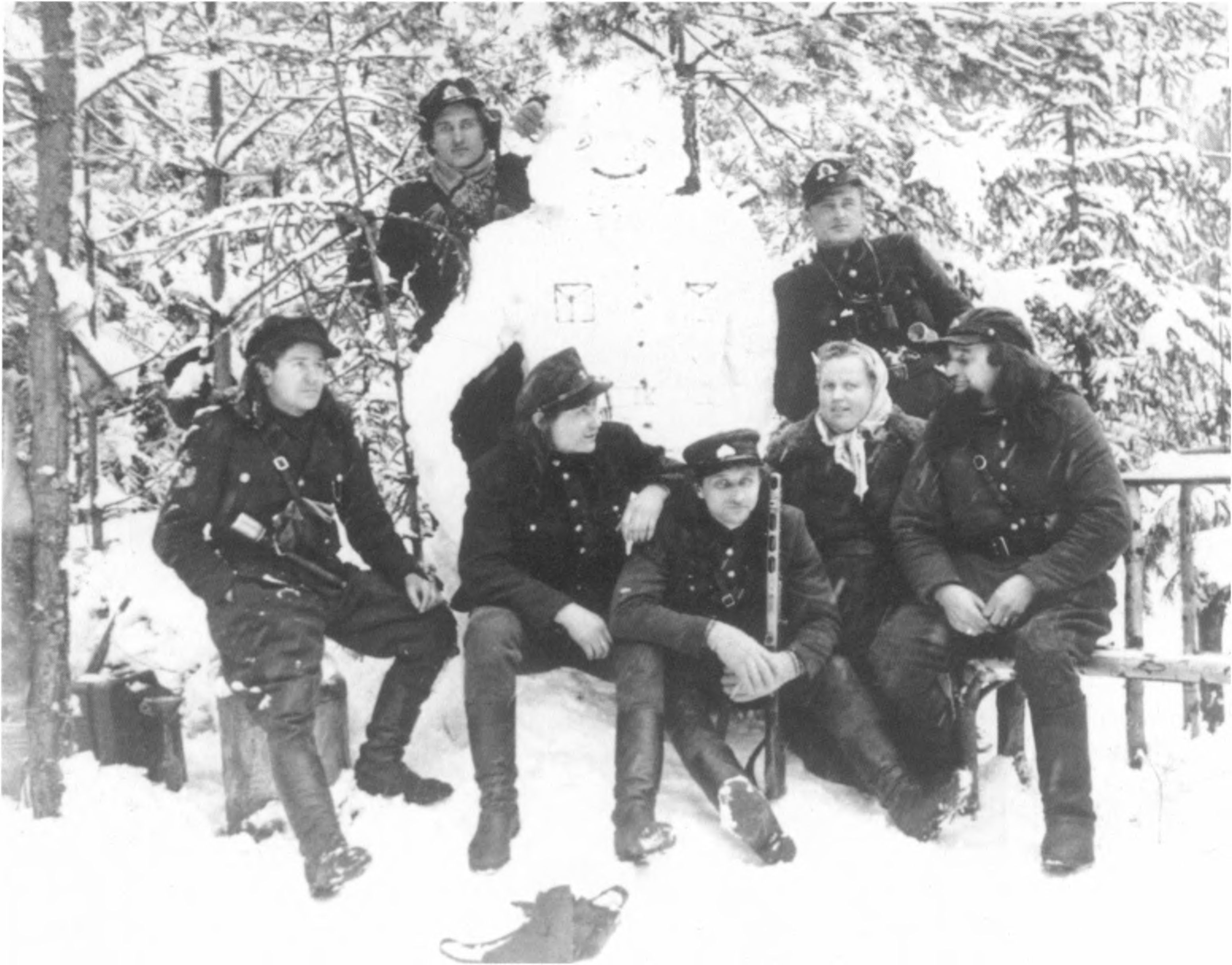 Stasys Rinkūnas-Jazminas, Kazimieras Puodžiūnas-Titnagas, Uršulė Latvytė ir Adomas Širvinskas-Šalmas; du stovi: Stasys Rokas-Beržas ir (?)