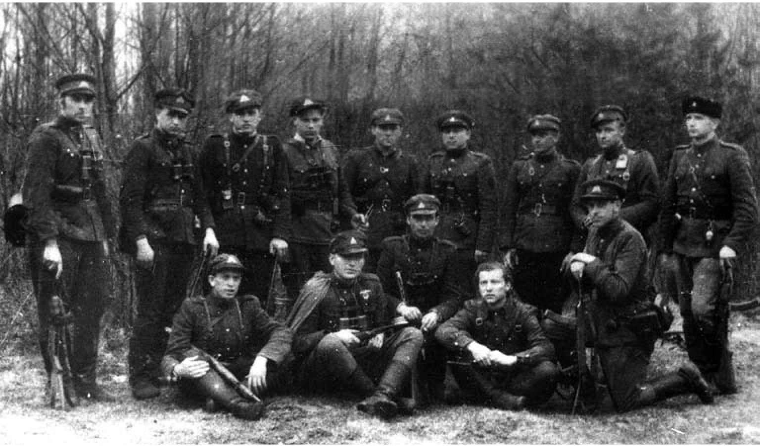 KĘSTUČIO apyg., 4-as būrys. Laukuvos apyl. partizanai. 2-as iš kairės stovi Laurinskas Leonas-Liūtas.