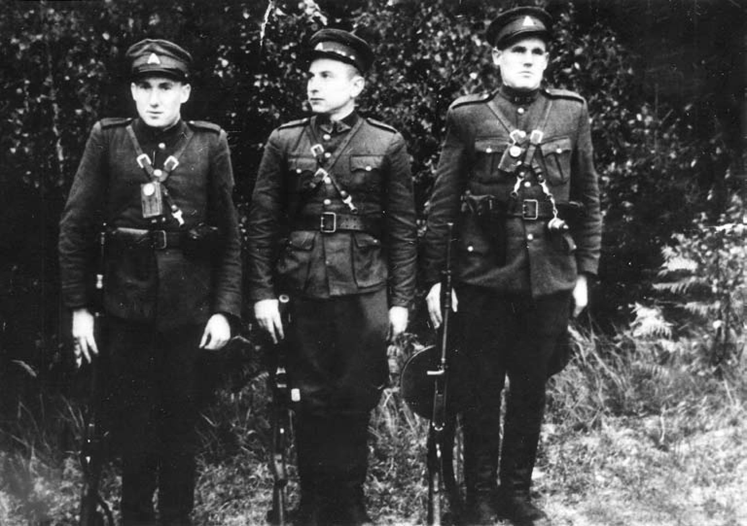Budginas Stasys-Klevas, g. 1928 m. Dariaus k., Kvėdarnos vlsč. Suimtas 1952 05 08, nuteistas PDL; 2. Pupelė Kazys-Karvelis, g. 1927 m. Rubiškėje, Kvėdarnos vlsč., PUŠIES rnkt., VILKo b. prtz. Žuvo 1952 04 08 Pivorų miške, Plungės r.; 3. Venckus Steponas, Petro-Švytrūnas,