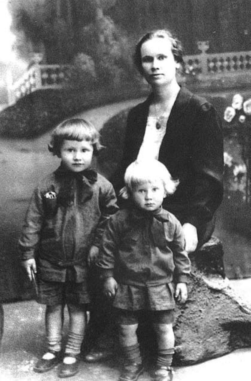 Baliukevičienė Joana su sūneliais, būsimais DAINAVOS apyg. partizanais: Lionginas-Dzūkas (1925 1950) ir Kostas-Tylius, Rainys (1926-1951