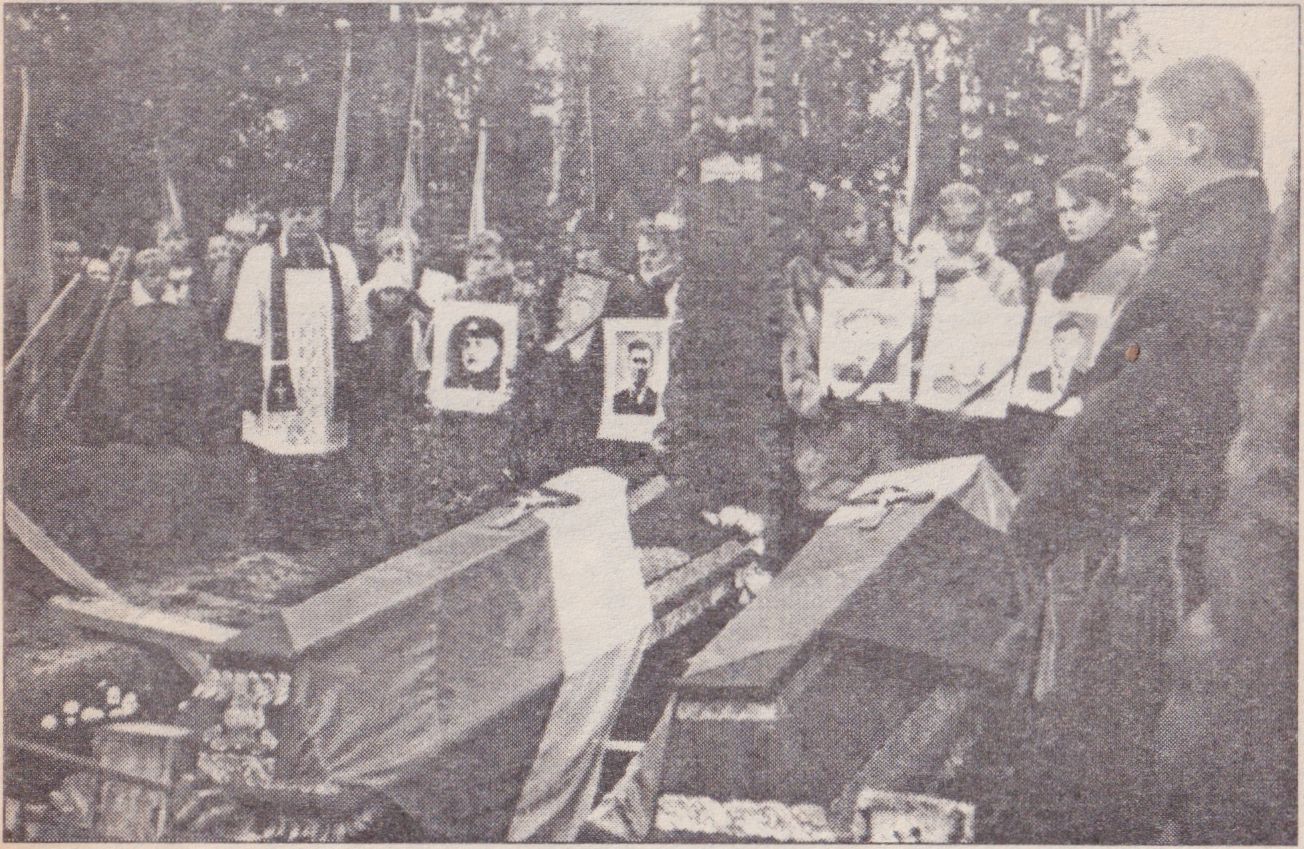 Akimirka prieš nuleidžiant į vieną duobę Baisogalos partizanus. 1989 12 02