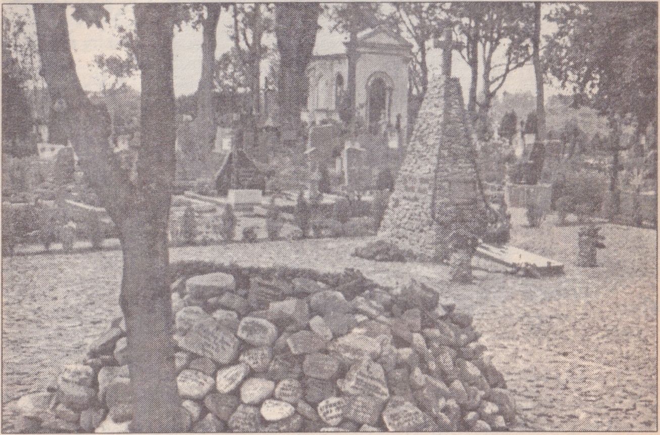 Paminklas žuvusiems 1944-52 m. Krakėse. Autorius Juozas Meškuotis