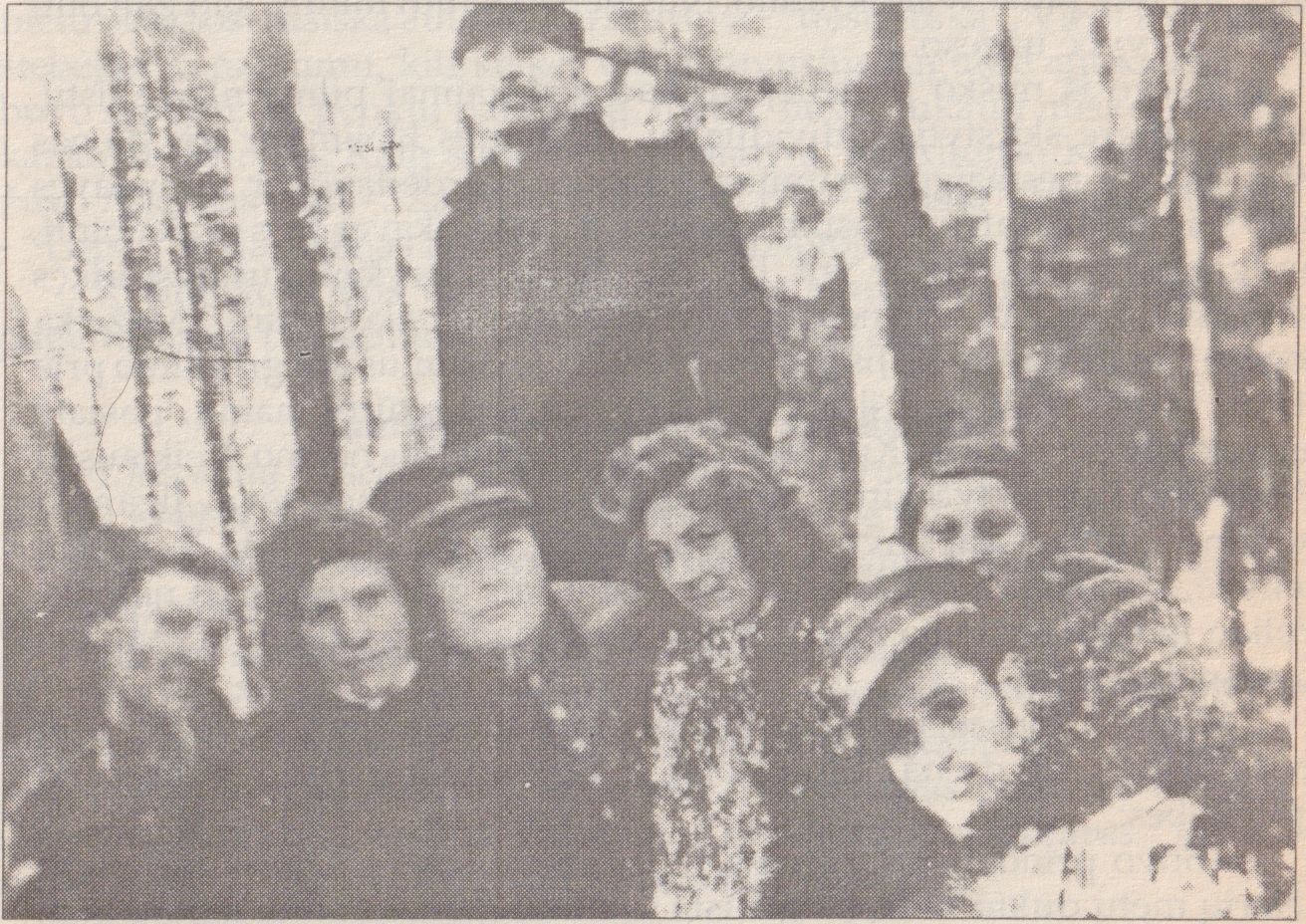 Iš kairės: Adelė Kavaliauskaitė, Elytė Lisytė, Alfonsas Kavaliauskas, Janė Brazauskaitė, Adolfas Lisius, Jonas Kavaliauskas. Stovi tėvas Vladas Kavaliauskas