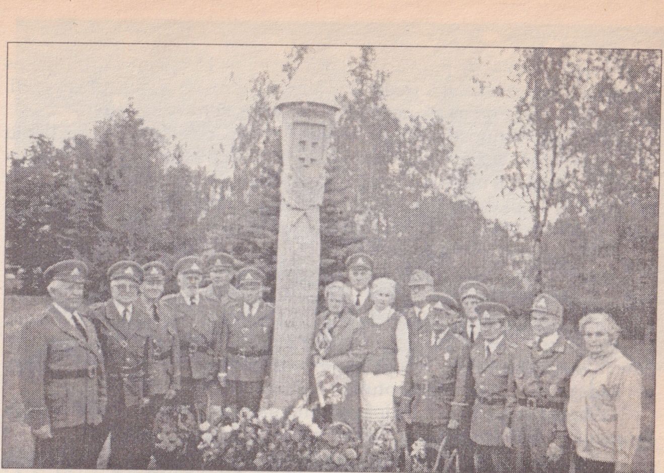 Kėdainių šauliai prie paminklo Broniui Karbočiui