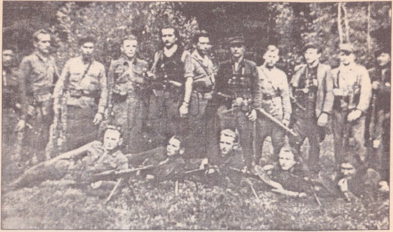 Pirmoje eilėje antras iš dešinės guli su kulkosvaidžiu "Lelijavas"