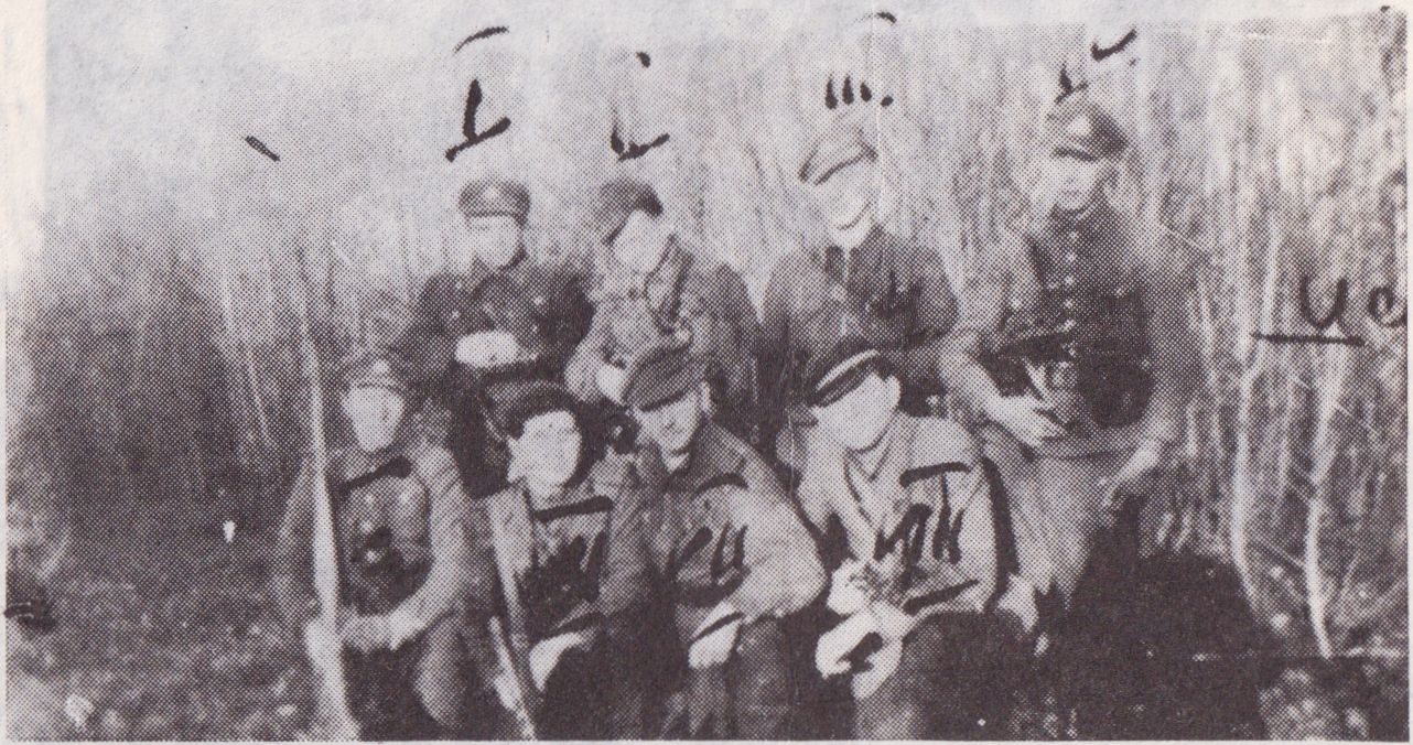 Saugumiečių sužymėti rytinio Kėdainių krašto partizanai. Pirmoje eil. iš kairės trečias Alfonsas Naruševičius iš Slikių k. (?). Kiti laukia atpažinimo.