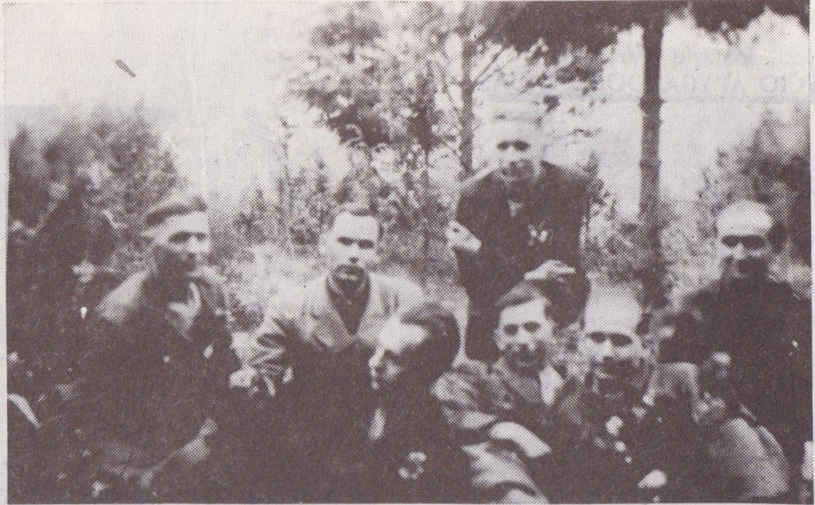 Neatpažinti Kėdainių rytinio krašto partizanai. Spėjama, kad pirmas iš kairės Žemaitis, sužeistas provokatoriaus, palaidotas draugų Budų miške.