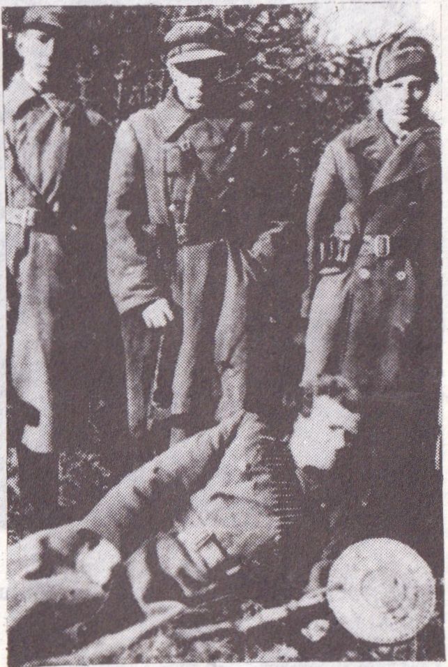 Vytautas Zakaras iš Šėtos miestelio, Jonas Pupkevičius ir Vincas Kupčinskas, abu iš Juškonių k. Guli Stasys Žukauskas
